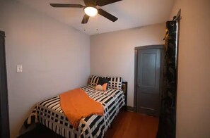 4 bedrooms, iron/ironing board, free WiFi, bed sheets - Sensational Retreat/Ideal for longer stays. (Chicago)