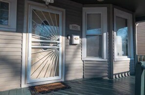 Exterior detail - Sensational Retreat/Ideal for longer stays. (Chicago)