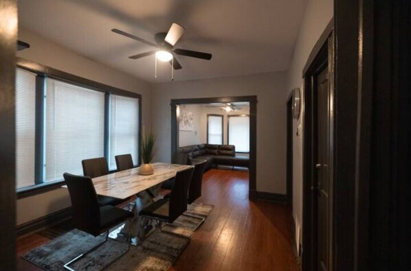 Dining - Sensational Retreat/Ideal for longer stays. (Chicago)