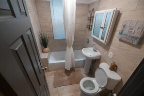 Dusche, Handtücher, Toilettenpapier