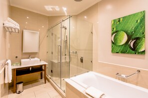 Habitación Deluxe | Baño | Regadera tipo lluvia, secadora de cabello, toallas, jabón 
