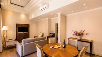 Seprai antialergi, selimut bulu angsa, brankas, dan meja kerja