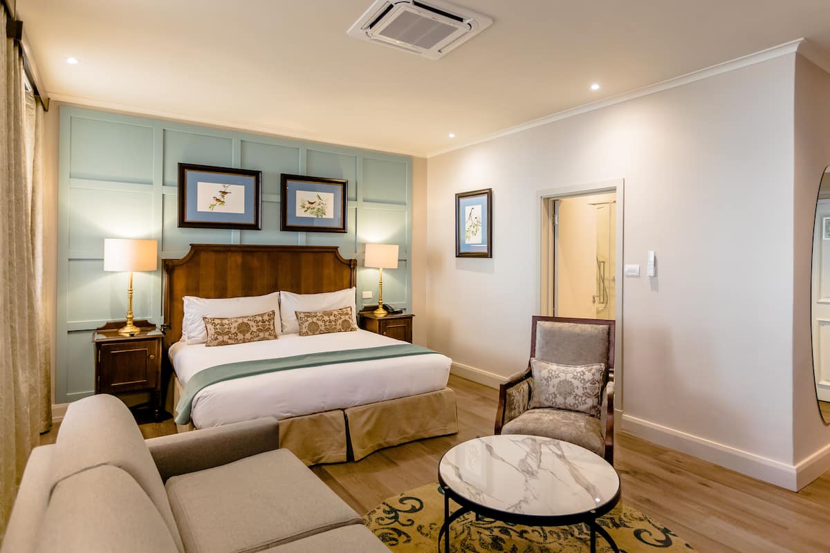ห้องดีลักซ์ | เครื่องนอนป้องกันสารก่อภูมิแพ้, ผ้านวมขนเป็ด, ตู้นิรภัยในห้องพัก