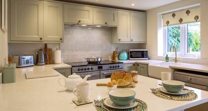 4 bedroom accommodation in Woodgreen, near Fordingbridge