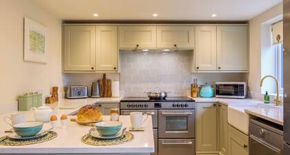 4 bedroom accommodation in Woodgreen, near Fordingbridge