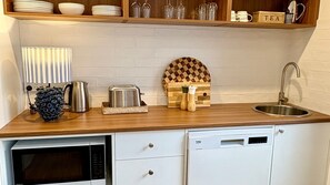 ثلاجة، ميكروويف، غسالة أطباق، ماكينة لصنع القهوة/الشاي