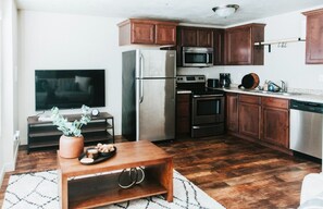Fridge, microwave, oven, stovetop - Cozy Downtown Provo Suite near Front Runner, LDS City Center Temple, Conf Center (Provo)