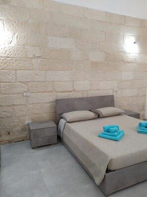 1 bedroom, desk, free WiFi, bed sheets