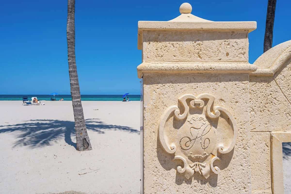 Beach nearby, sun-loungers, beach towels