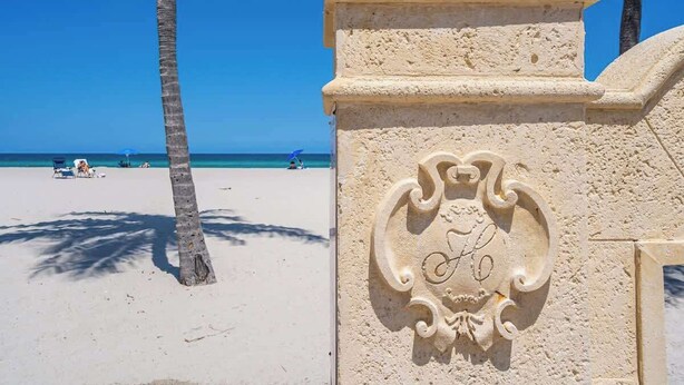 A beach with a stone wall featuring an engraved emblem. - Beach Studio · 2 Min Walk to Hollywood Broadwalk (Hollywood)