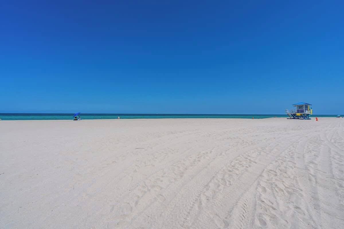 Vlak bij het strand, ligstoelen, strandlakens