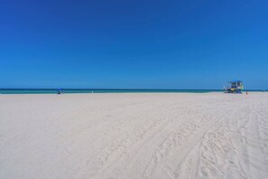 In Strandnähe, Liegestühle, Strandtücher