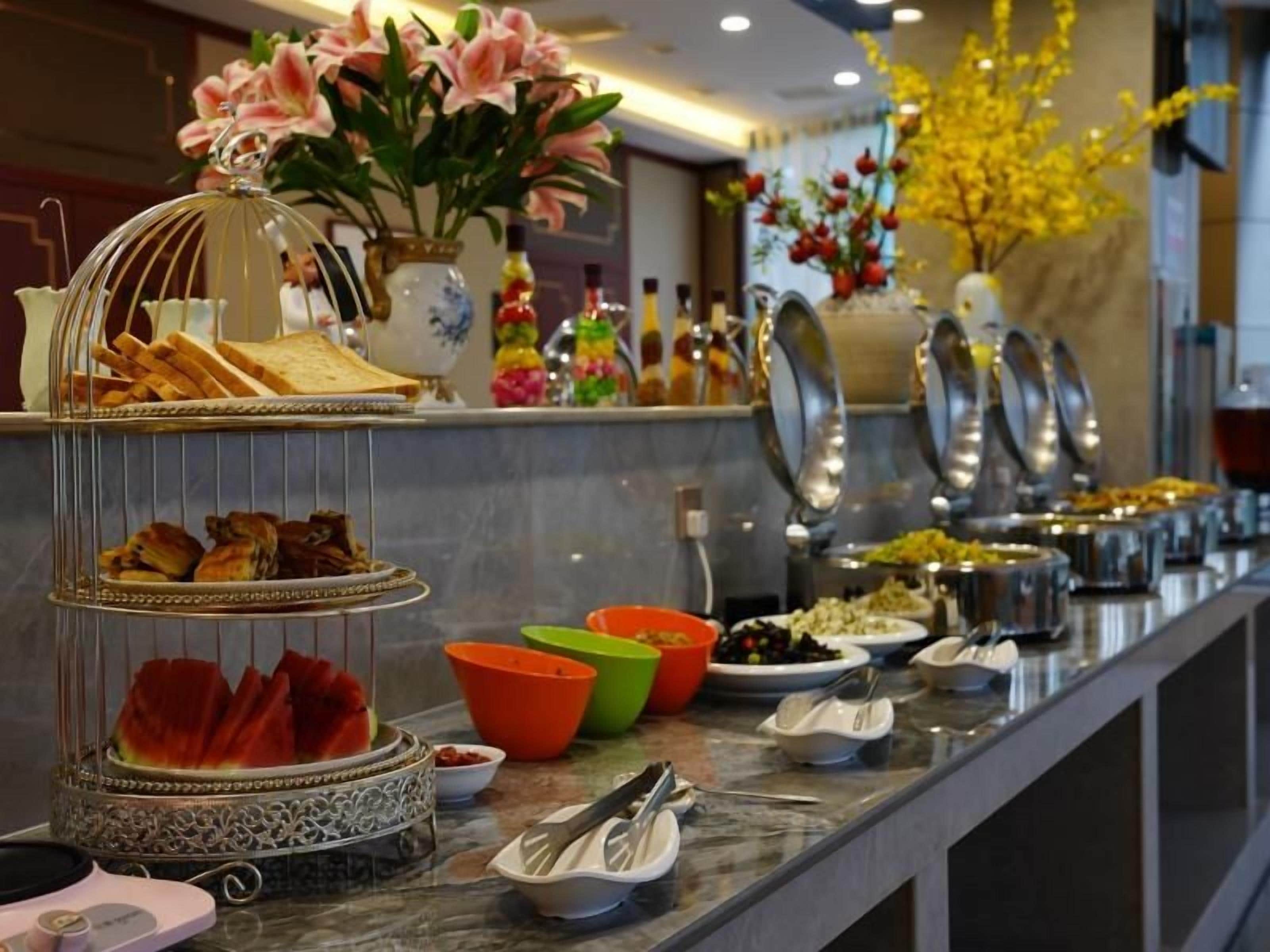 Ein reichhaltiges Buffet mit verschiedenen Speisen und dekorativen Elementen.