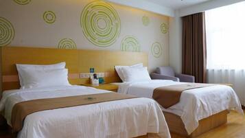 Quarto de hotel com duas camas, cabeceira de madeira, parede com desenhos circulares e janela com cortinas.