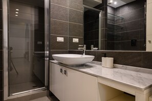 Douche, sèche-cheveux, bidet, serviettes fournies