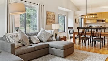 Een smart-tv, een open haard, videogames en boeken