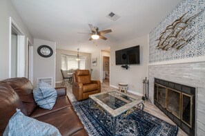 Smart-tv, een open haard, een dvd-speler en een tafeltennistafel