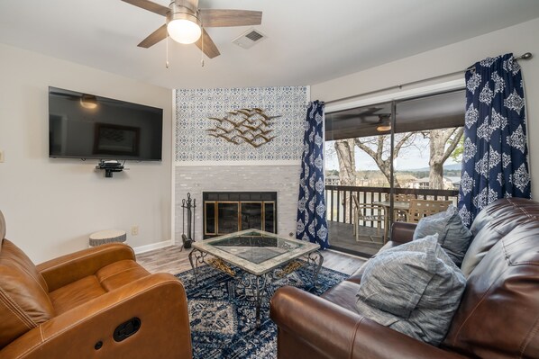 Smart-tv, een open haard, een dvd-speler en een tafeltennistafel