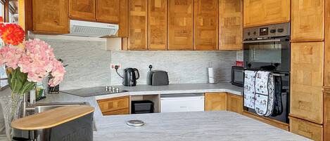 Dishwasher, high chair