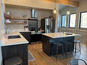 Fridge, microwave, oven, stovetop - Bridger Haus~Bridger Bowl~20 Mins to Bozeman (Bozeman)