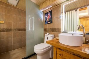 Un bagno con il water, un lavandino e uno specchio.