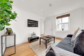 Departamento, varias camas | Área de sala de estar