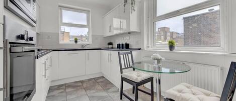 Apartment, Multiple Beds | Private kitchen | Fridge, microwave, oven, stovetop