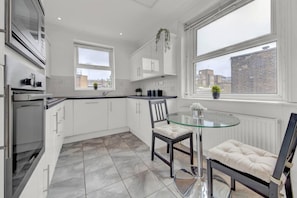 Appartement, Plusieurs lits | Cuisine privée | Réfrigérateur, four à micro-ondes, un four, surface de cuisson