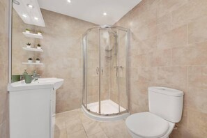 Appartement, plusieurs lits | Salle de bain | Douche, sèche-cheveux, serviettes fournies