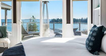 Epic Views: Hot Tub, 3BR/3BA, Sleeps10, Remote Retreat!