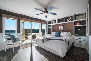 4 soverom, skrivebord, strykejern/-brett og reiseseng for barn