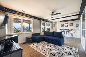 Smart-TV, peis, bøker og stereoanlegg