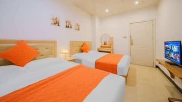 Quarto de hotel com duas camas, televisão e porta.