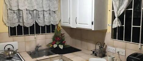 Fridge, oven, cookware/dishes/utensils, dining tables