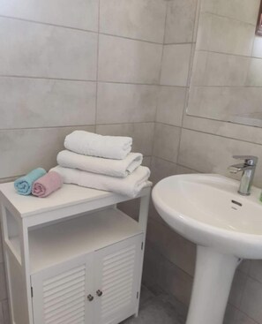 Hus, 1 queensize-seng | Bad | Dusj, hårføner og håndklær