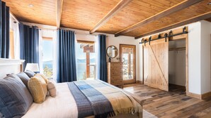 5 bedrooms, desk, iron/ironing board, WiFi (free)