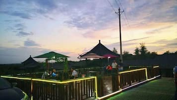 تناول الطعام بالخارج