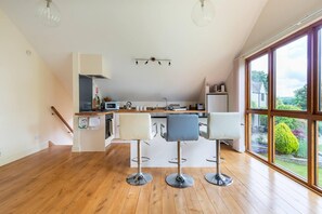 House | Private kitchen | Fridge, microwave, oven, stovetop - Dove Lodge in Painswick (Stroud)