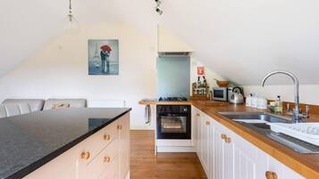 House | Private kitchen | Fridge, microwave, oven, stovetop