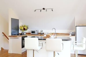 House | Private kitchen | Fridge, microwave, oven, stovetop - Dove Lodge in Painswick (Stroud)