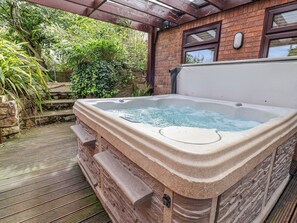 Outdoor spa tub - Acorns (Holywell)