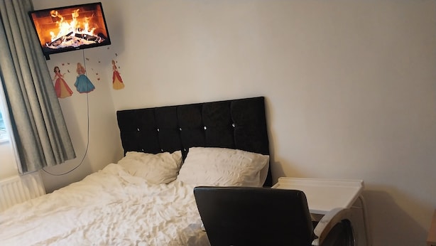 Apartment | 1 bedroom, iron/ironing board, WiFi (free), bed sheets - Luxury Bedroom In a Shared Flat (London)