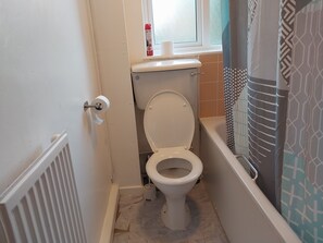 Apartment | Bathroom | Combined shower/bathtub, deep-soaking bathtub, towels - Luxury Bedroom In a Shared Flat (London)