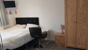 Apartment | 1 bedroom, iron/ironing board, WiFi (free), bed sheets - Luxury Bedroom In a Shared Flat (London)