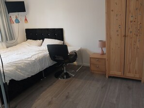 Apartment | 1 bedroom, iron/ironing board, free WiFi, bed sheets - Luxury Bedroom In a Shared Flat (London)