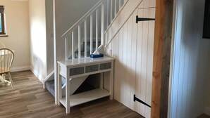A staircase with a white railing and a small shelf at the bottom. - Blacklaines Annexe Birdlip - Pet Friendly! (Gloucester)