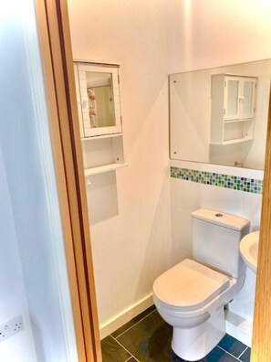 Cottage | Badkamer | Een douche, handdoeken