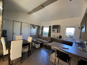 Frigorifero, microonde, forno, piano cottura