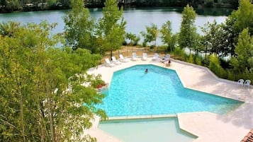 Alberca al aire libre y alberca climatizada