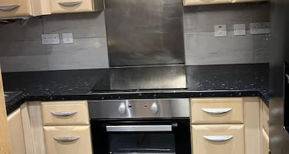 Entire Captivating 2-bed House in Manchester